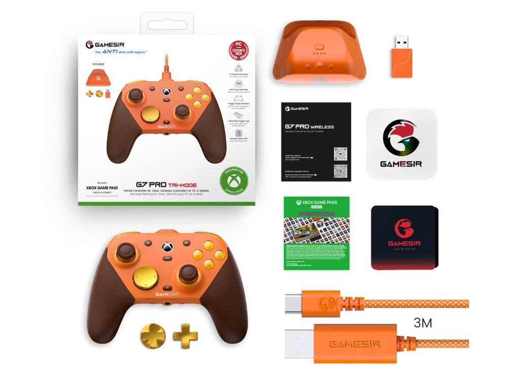 Na obrazie znajduje się pomarańczowy kontroler z brązowymi uchwytami oraz zestaw akcesoriów, w tym kabel USB, nakładki na przyciski i instrukcje. Widoczne jest logo \'GAMESIR\' oraz tekst \'G7 PRO TRI-MODE\'.