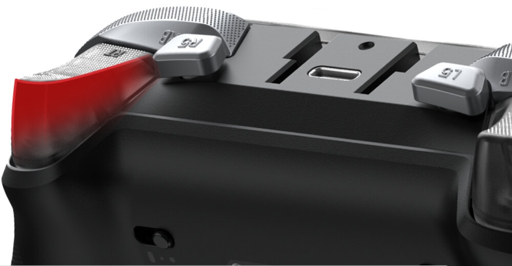 Zbliżenie na górną część kontrolera z widocznymi przyciskami R5 i L5 oraz portem USB. Jeden z przycisków jest podświetlony na czerwono.