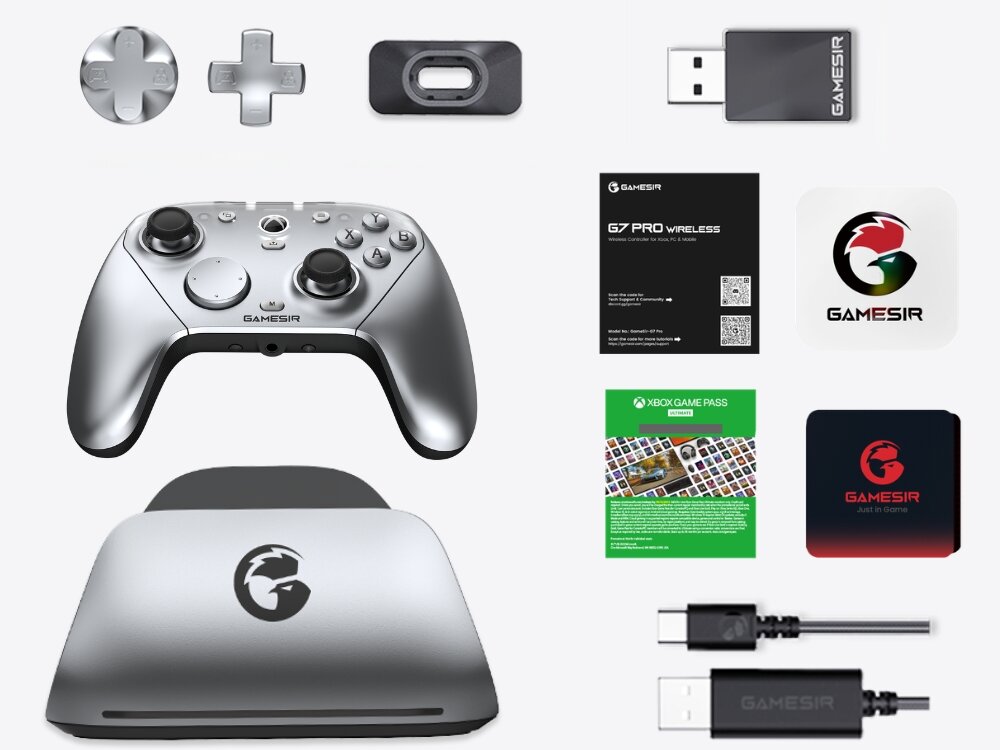 Na obrazie widoczny jest srebrny kontroler do gier z logo \'GAMESIR\', różne akcesoria oraz dokumentacja. Wśród elementów znajdują się wymienne przyciski, adapter USB, kabel oraz karty informacyjne z logo \'GAMESIR\' i \'XBOX GAME PASS\'.