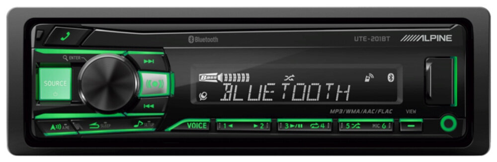 Czarne radio samochodowe z zielonym podświetleniem, wyświetlające tekst \'BLUETOOTH\' na ekranie. Widoczne logo ALPINE oraz przyciski funkcyjne z oznaczeniami takimi jak SOURCE i VOICE.