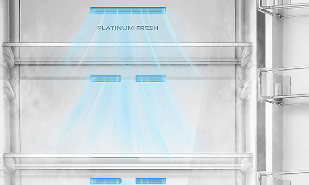 Wnętrze lodówki z widocznymi półkami i napisem \'PLATINUM FRESH\'. Z półek wydobywają się niebieskie strumienie powietrza.
