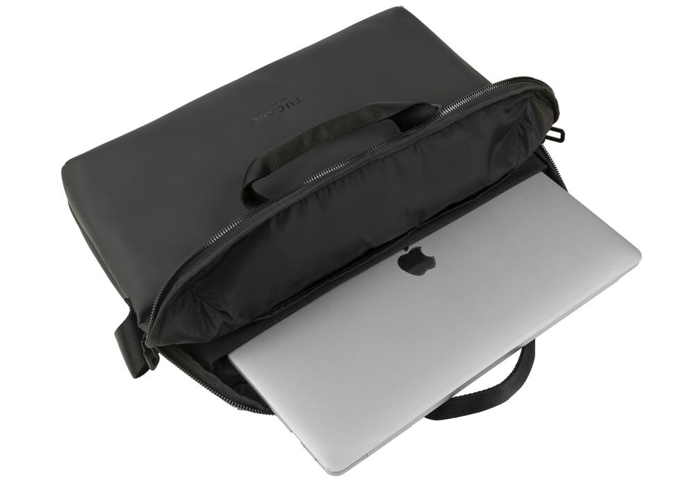 Czarna torba na laptopa z widocznym logo \'TUCANO\', częściowo otwarta, z laptopem w środku. Laptop ma widoczne logo w kształcie nadgryzionego jabłka.