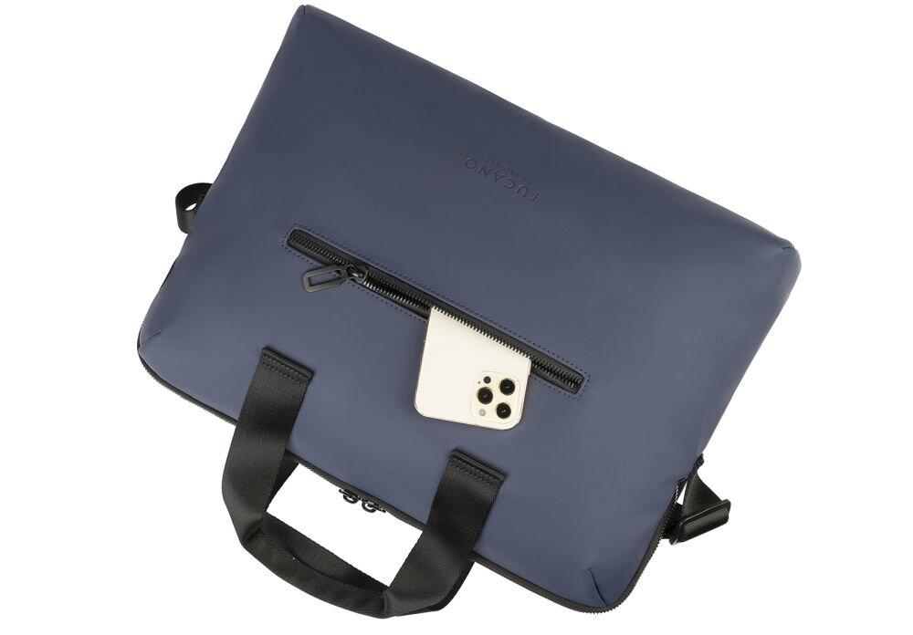 Niebieska torba na laptopa z czarnymi uchwytami i zamkiem błyskawicznym, na której widoczne jest logo \'TUCANO\'. W kieszeni znajduje się biały smartfon.
