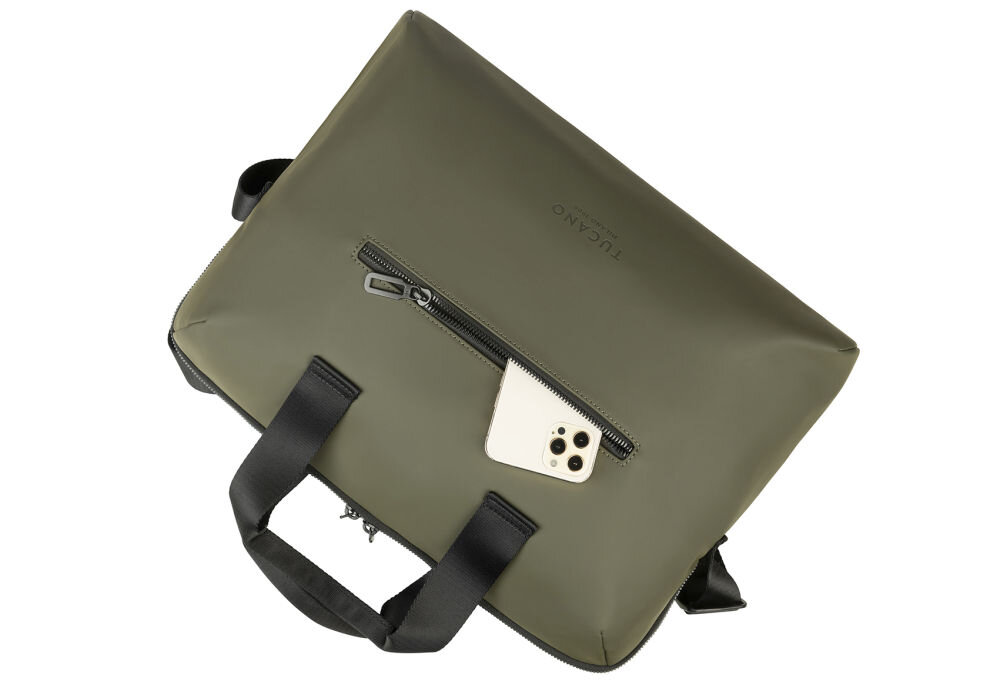 Zielona torba na laptopa z czarnymi uchwytami i kieszenią z zamkiem błyskawicznym, w której częściowo widoczny jest telefon. Na torbie widoczne jest logo \'TUCANO\'.