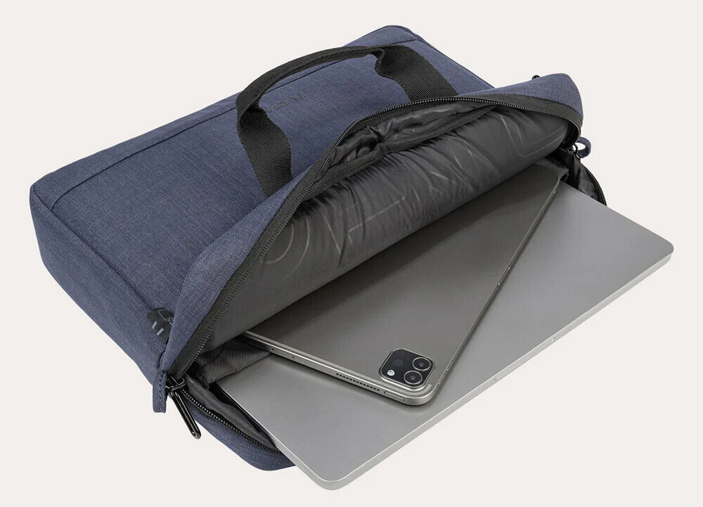 Niebieska torba na laptopa z czarnymi uchwytami, częściowo otwarta, z widocznym laptopem w środku. Torba ma prosty, elegancki design i jest wykonana z materiału o teksturowanej powierzchni.