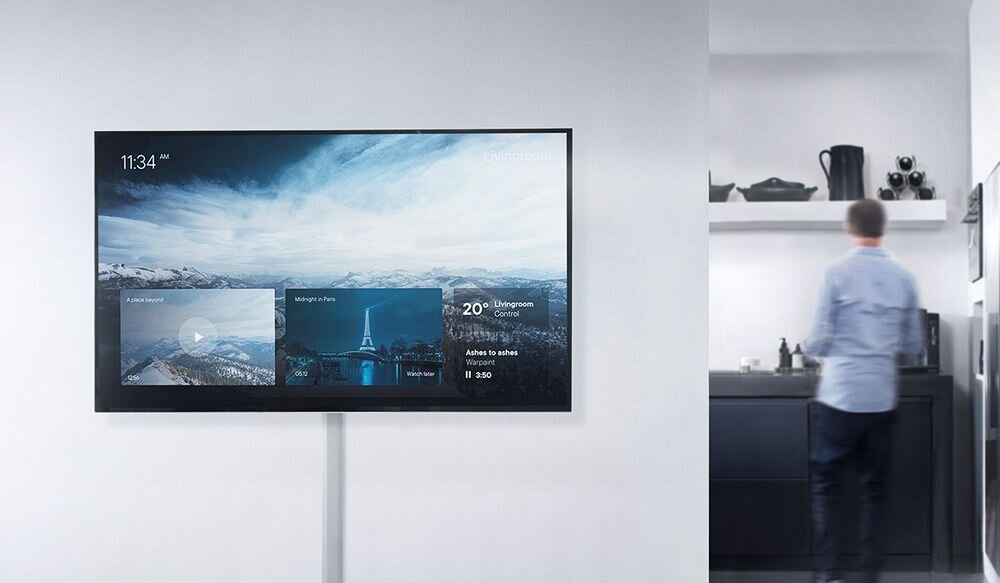 Uchwyt ONE FOR ALL do TV 32-70 cali WM 2415 montaż ścienny minimalistyczna konstrukcja, Płaski uchwyt ścienny One For All WM2415 zamontowany w przestronnym salonie