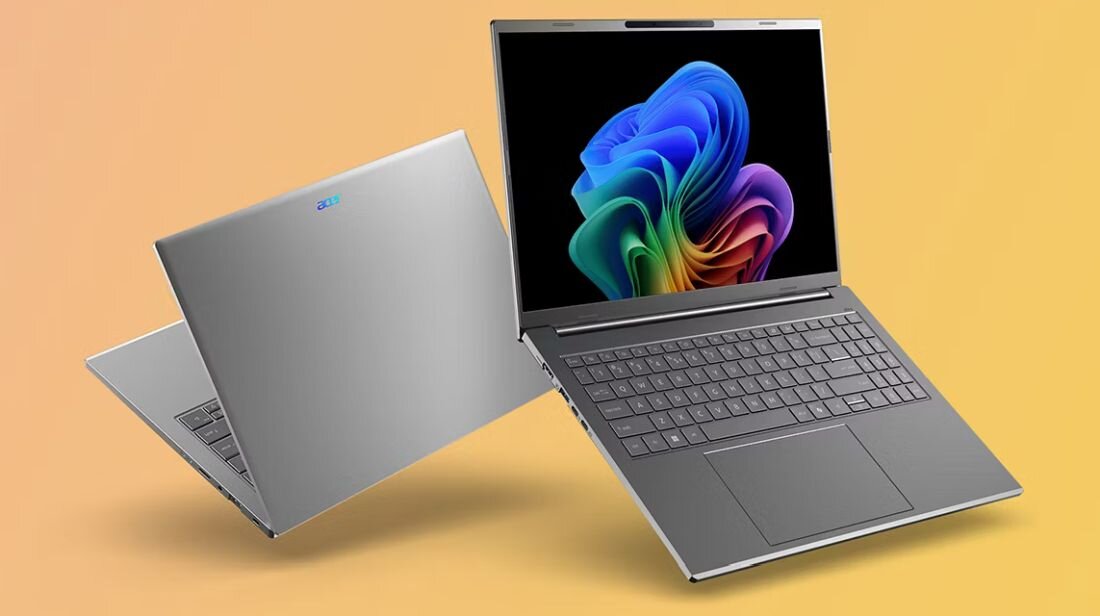 Dwa laptopy w kolorze srebrnym, jeden otwarty z widocznym kolorowym wyświetlaczem, drugi zamknięty z widocznym logo ACER. Tło jest jednolite, w kolorze pomarańczowym.