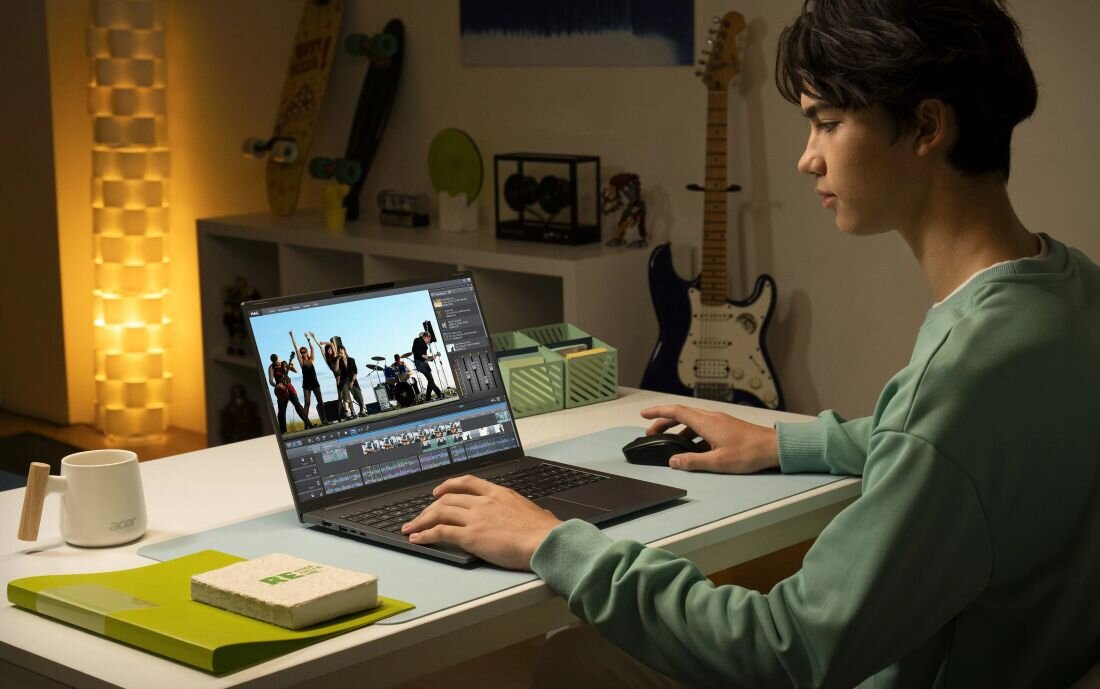 Osoba edytuje materiał wideo na laptopie Acer Copilot+ PC podczas pracy kreatywnej przy biurku w domowym studio.