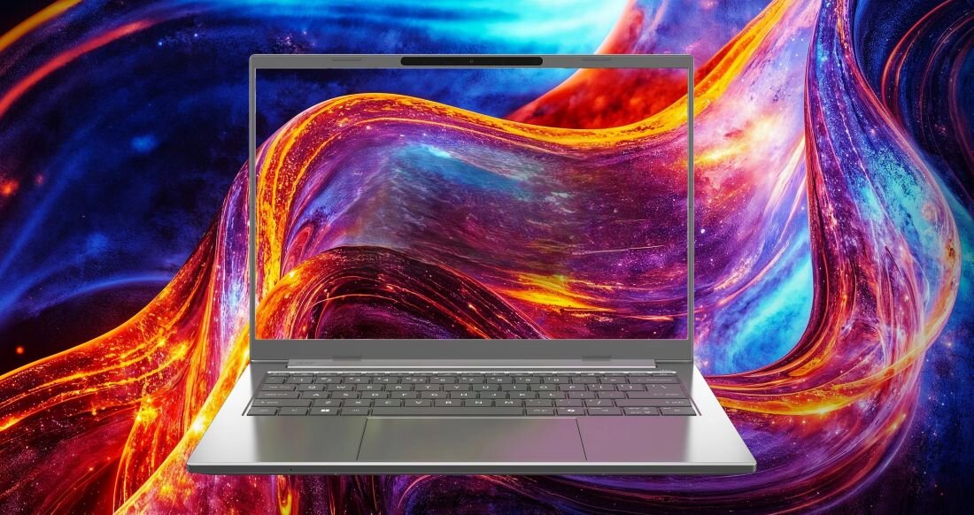 Laptop z otwartym ekranem wyświetlającym kolorową, abstrakcyjną grafikę. Klawiatura jest widoczna, a tło obrazu jest dynamiczne i wielobarwne.