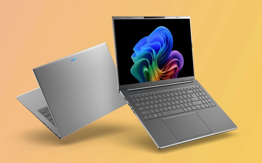 Na obrazie widoczne są dwa laptopy w kolorze srebrnym, jeden otwarty z kolorowym wyświetlaczem, drugi zamknięty z widocznym logo ACER. Tło jest w odcieniach żółci.