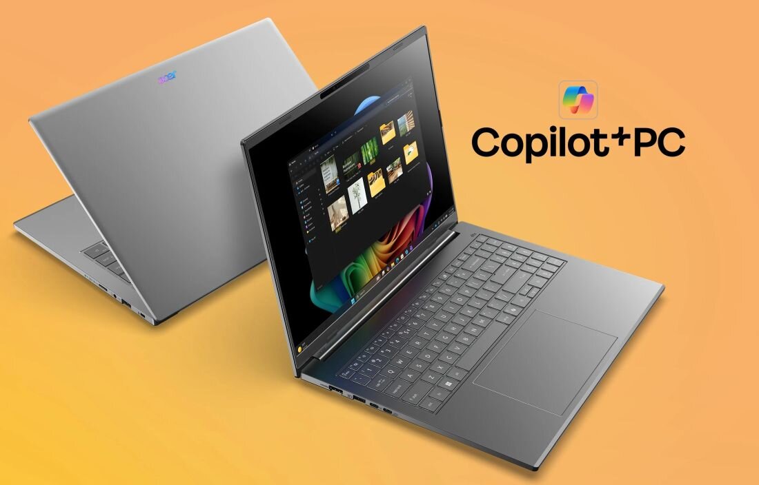 Dwa laptopy na pomarańczowym tle, jeden otwarty z widocznym ekranem, drugi zamknięty. Na ekranie otwartego laptopa widać interfejs użytkownika, obok napis \'Copilot+PC\'.