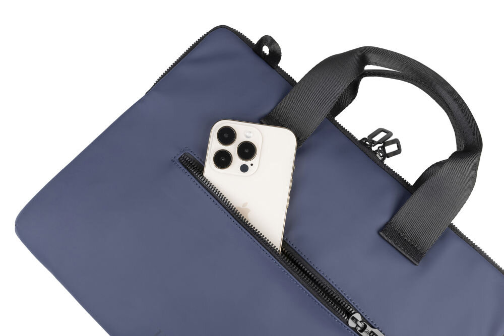Niebieska torba na laptopa z czarnymi uchwytami i zamkiem błyskawicznym, z której wystaje smartfon z trzema aparatami.