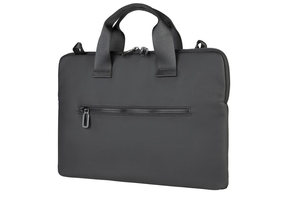 Czarne etui na laptopa z uchwytami i zamkiem błyskawicznym na przedniej kieszeni. Na dole widoczny jest napis \'TUCANO\'.