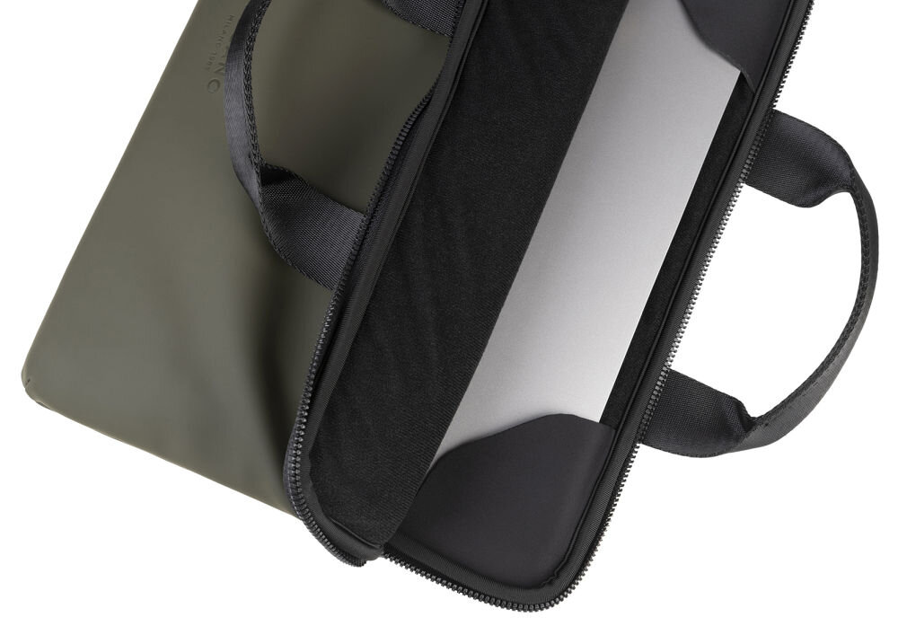 Zielona torba na laptopa z czarnymi uchwytami i zamkiem błyskawicznym, częściowo otwarta, z widocznym wnętrzem. W środku znajduje się laptop, a na torbie widoczne jest logo producenta.