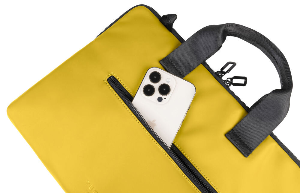 Żółta torba na laptopa z czarnymi uchwytami i zamkiem błyskawicznym, z wystającym smartfonem z kieszeni. Widoczne logo producenta na powierzchni torby.