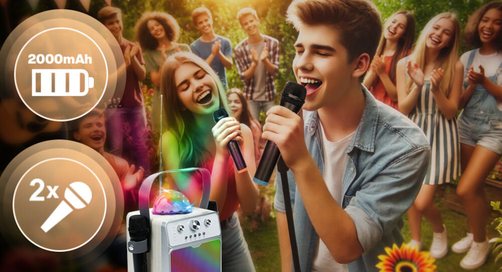 Grupa młodych ludzi śpiewa i tańczy na zewnątrz, trzymając mikrofony. Na pierwszym planie widoczny jest głośnik karaoke z kolorowymi światłami oraz ikony z tekstem \'2000mAh\' i \'2x\'.