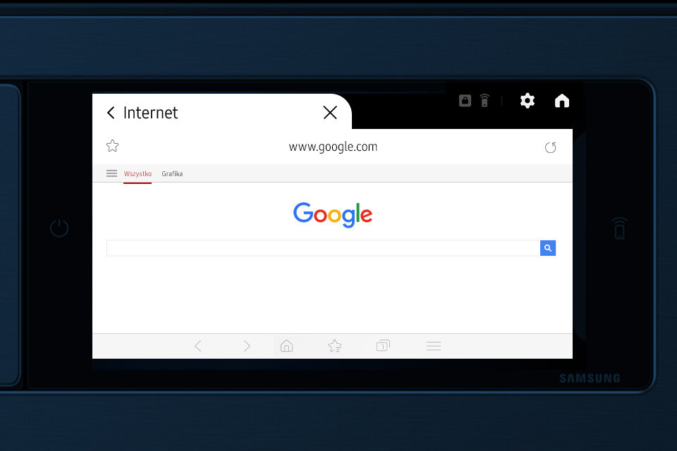 Ekran urządzenia wyświetla przeglądarkę internetową z otwartą stroną www.google.com. Widoczne są elementy interfejsu, takie jak pasek adresu i logo Google.