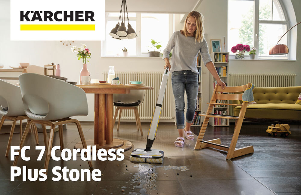 Osoba używa mopa elektrycznego na podłodze w salonie. Widoczny jest tekst: \'KÄRCHER FC 7 Cordless Plus Stone\'.