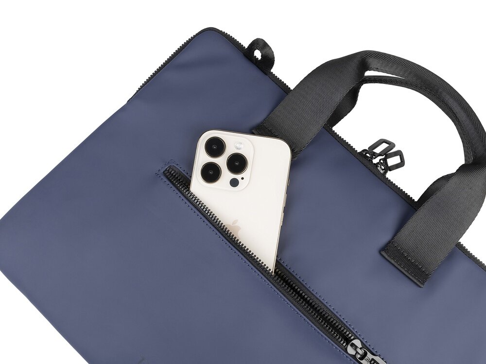 Niebieska torba na laptopa z czarnymi uchwytami i zamkiem błyskawicznym, z której wystaje smartfon z trzema aparatami.