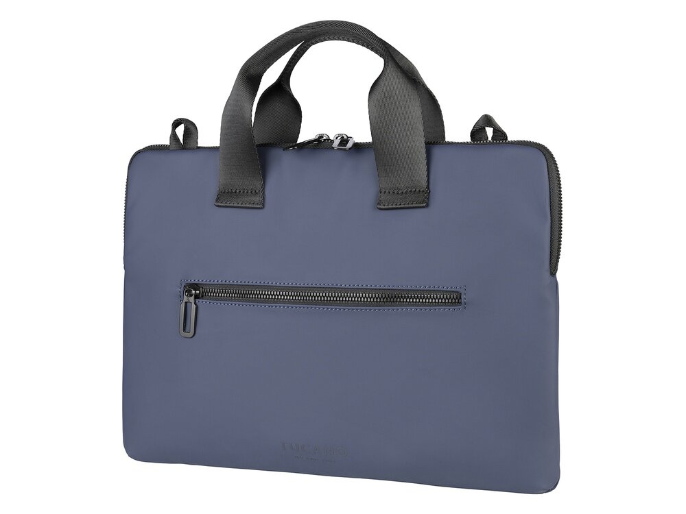 Niebieska torba na laptopa z czarnymi uchwytami i zamkiem błyskawicznym na przedniej kieszeni. Na torbie widoczne jest logo \'TUCANO\'.
