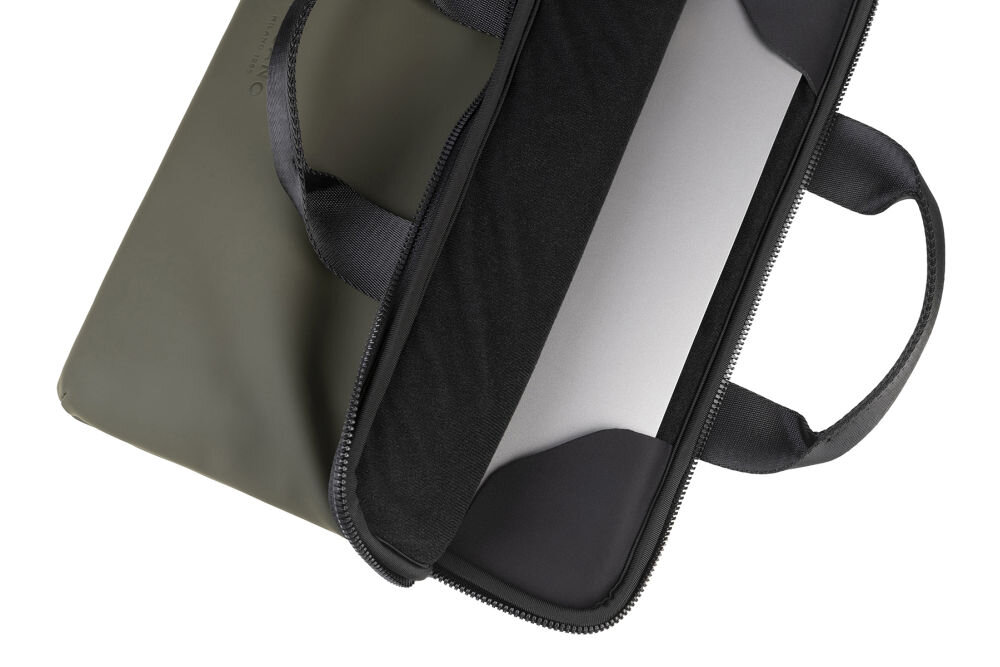 Zielona torba na laptopa z czarnymi uchwytami i zamkiem błyskawicznym, częściowo otwarta, ukazująca wnętrze z miejscem na laptopa.