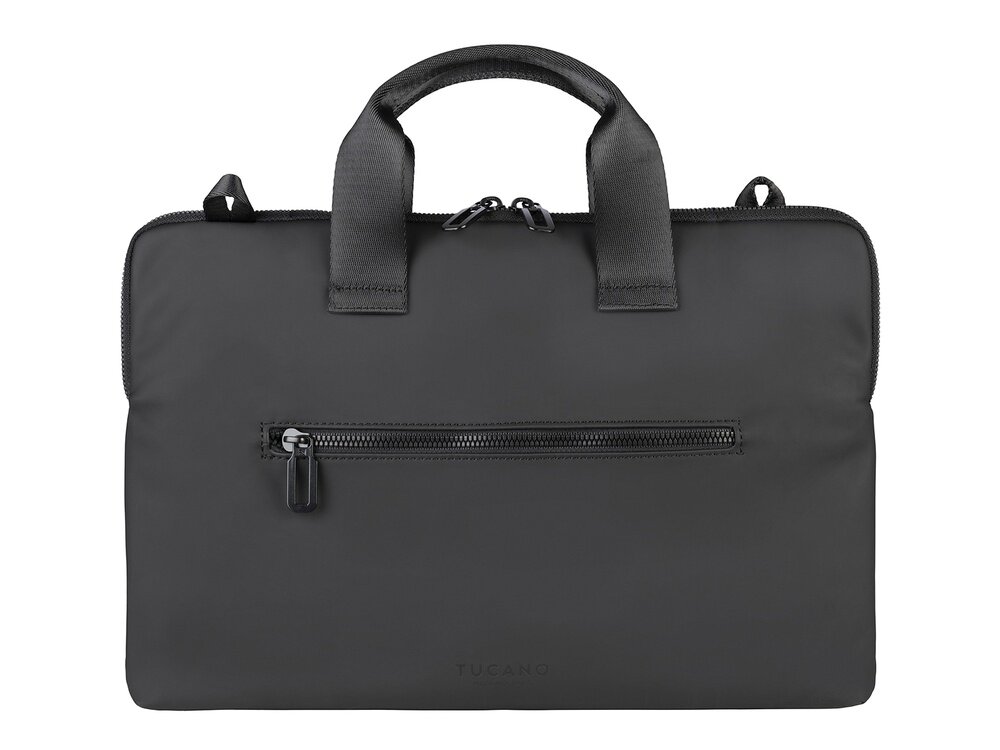 Czarne etui na laptopa z uchwytami i zamkiem błyskawicznym na przedniej kieszeni. Na dole widoczny jest napis \'TUCANO\'.
