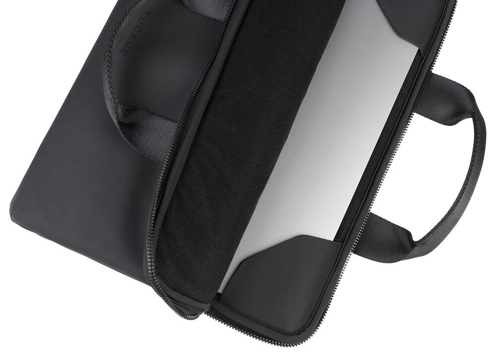 Czarne etui na laptopa z zamkiem błyskawicznym, częściowo otwarte, z widocznym wnętrzem i uchwytem. Na etui widoczne jest logo \'TUCANO\'.