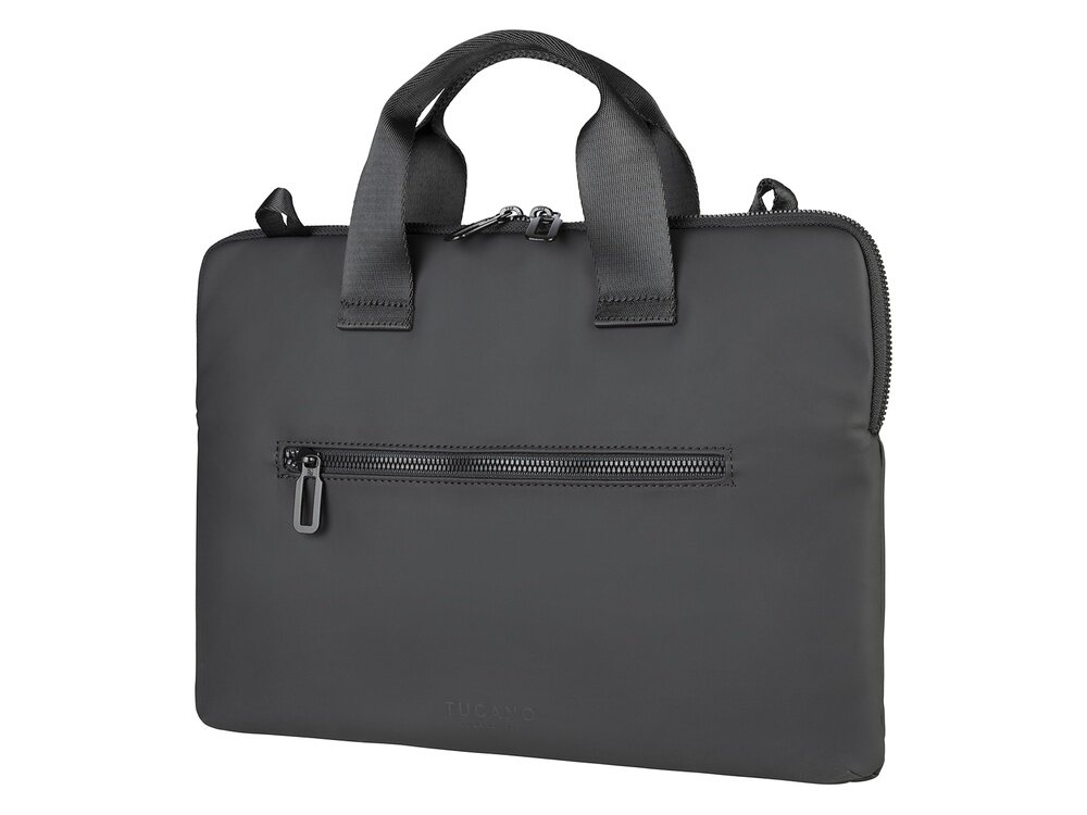 Czarne etui na laptopa z uchwytami, posiada zamek błyskawiczny na górze i dodatkową kieszeń z zamkiem z przodu. Na dole widoczny jest napis \'TUCANO\'.