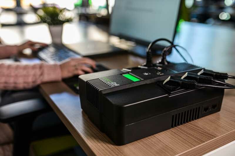 Zasilacz UPS GREEN CELL AiO - wyświetlacz
