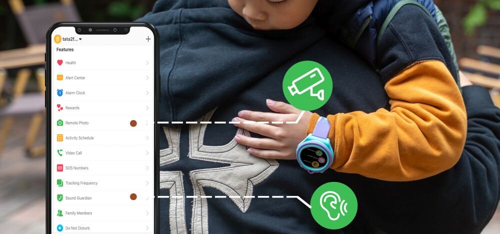 Dziecko nosi smartwatch na nadgarstku, a obok widoczny jest ekran telefonu z listą funkcji, takich jak Health, Alarm Center, Alarm Clock. Na obrazie są także ikony kamery i ucha, wskazujące na funkcje zegarka.