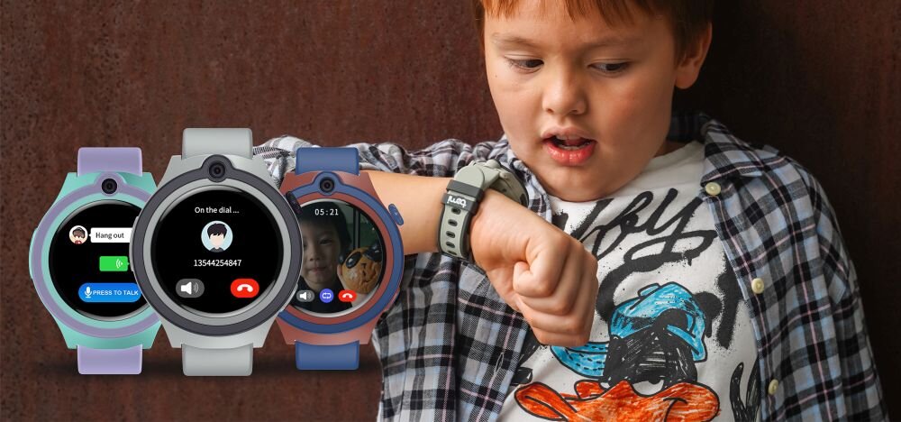 Na obrazie widoczne są cztery smartwatche w różnych kolorach z wyświetlonymi ekranami, a obok nich dziecko patrzące na zegarek na swoim nadgarstku. Na ekranach smartwatchy widoczne są różne interfejsy, w tym połączenia telefoniczne i kontakty.