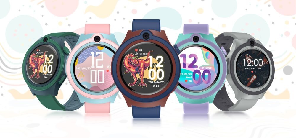 Na obrazie widoczne są pięć smartwatchy w różnych kolorach: zielonym, różowym, granatowym, fioletowym i szarym. Każdy z nich ma okrągły wyświetlacz z różnymi tarczami zegarka, na których widnieją cyfry i grafiki.
