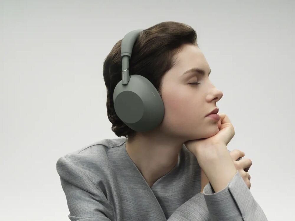 Słuchawki nauszne SONY WH-1000XM6 ANC redukcja szumów dźwięk premium, osoba z założonymi słuchawkami nausznymi