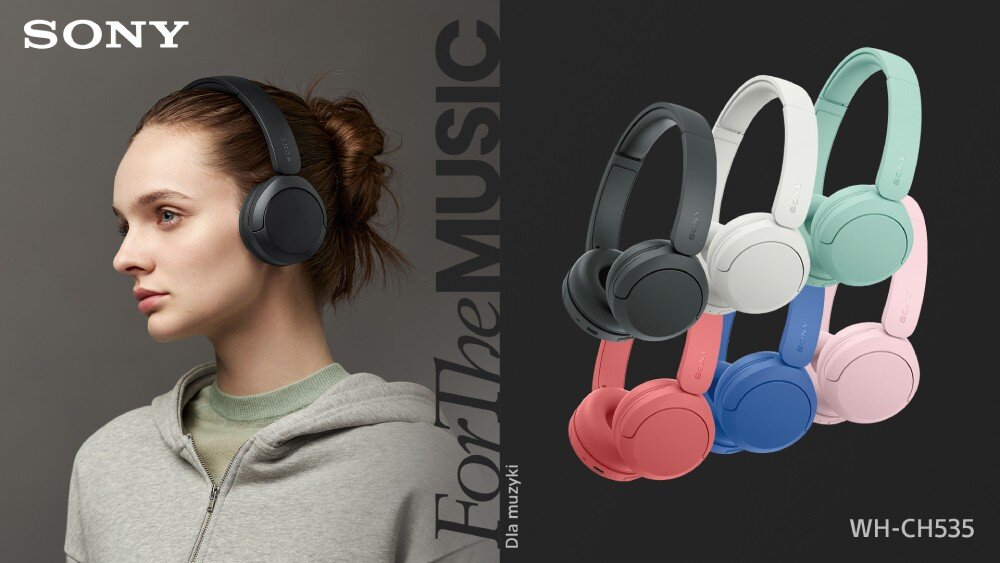 Słuchawki nauszne SONY WH-CH535 Młoda kobieta w szarej bluzie z kapturem nosi słuchawki na nauszne. Obok zaprezentowano pięć wariantów kolorystycznych tego samego modelu