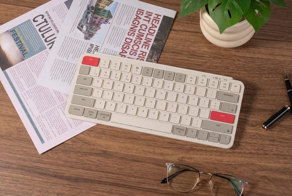 KEYCHRON B1 Pro klawiatura na drewaninym blacie