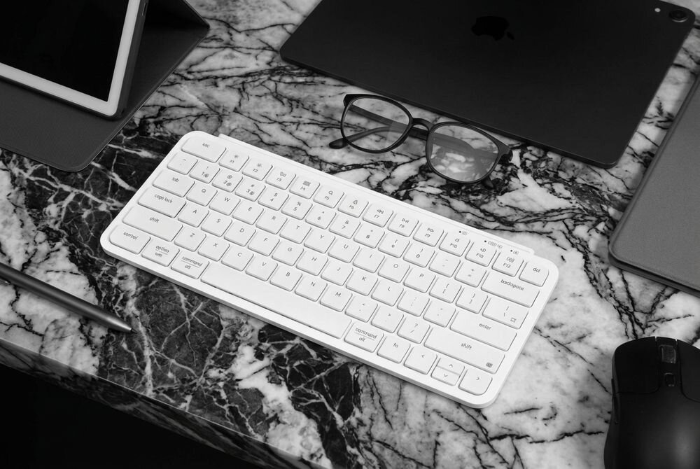 KEYCHRON B1 Pro baterię 800 mAh 1200 godzin 8 miesięcy 5 godzinach dziennie pracy, czy nauki - klawiatura na blacie, obok długopis i okulary