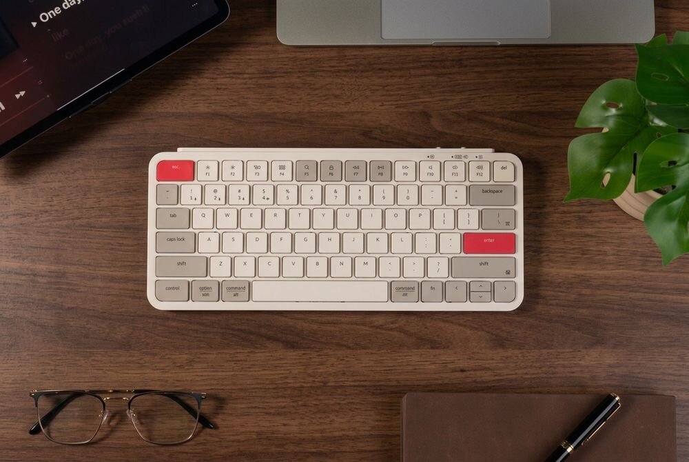 KEYCHRON B1 Pro układ 80% 87 klawiszami TKL (Tenkeyless) brak bloku numerycznego - klawiatura od góry
