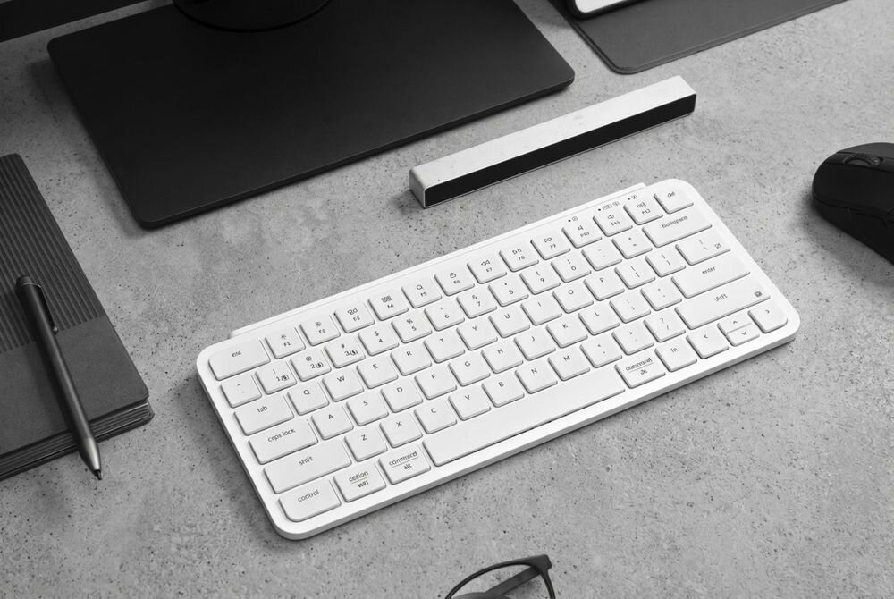 KEYCHRON B1 Pro Anti-ghosting graczy użytkowników - klawiatura na blacie przed monitorem