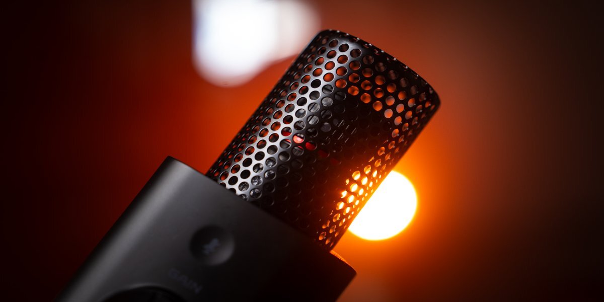 Zbliżenie na perforowaną metalową osłonę mikrofonu Krux Qube XLR/USB.