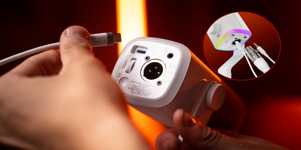 Dłoń podłącza przewód USB-C do mikrofonu Krux Qube XLR/USB White, obok miniatura ze złączami USB, XLR i minijack