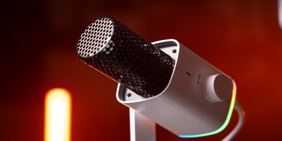 Zbliżenie na perforowaną metalową osłonę mikrofonu Krux Qube XLR/USB.
