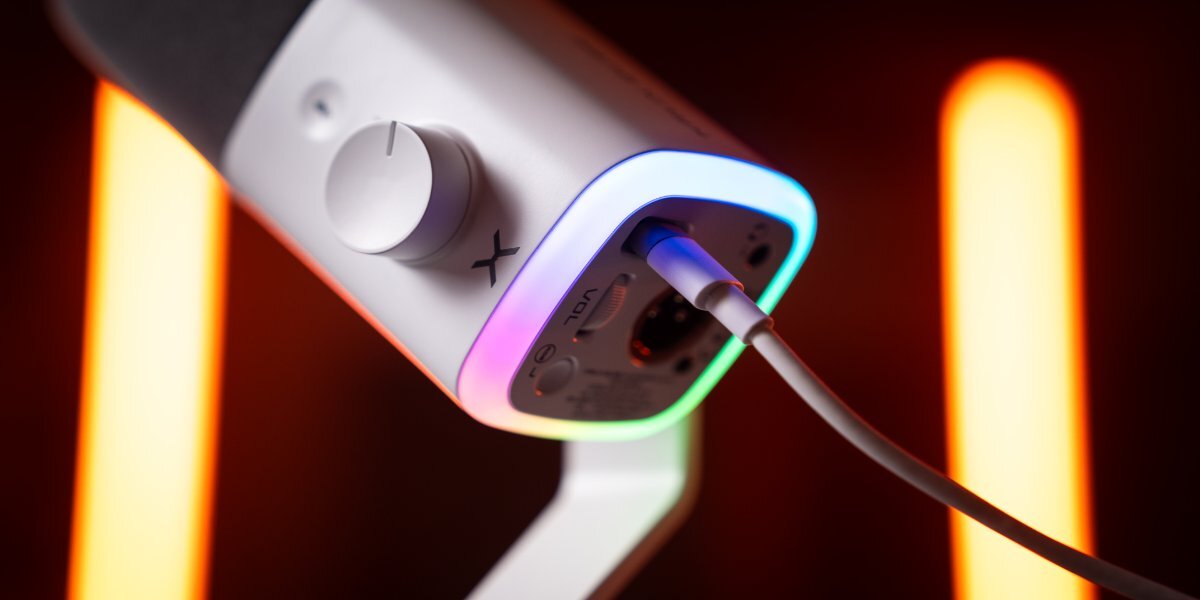 Mikrofon Krux Qube XLR/USB na podstawce z piankowym pop-filtrem i podświetleniem RGB.