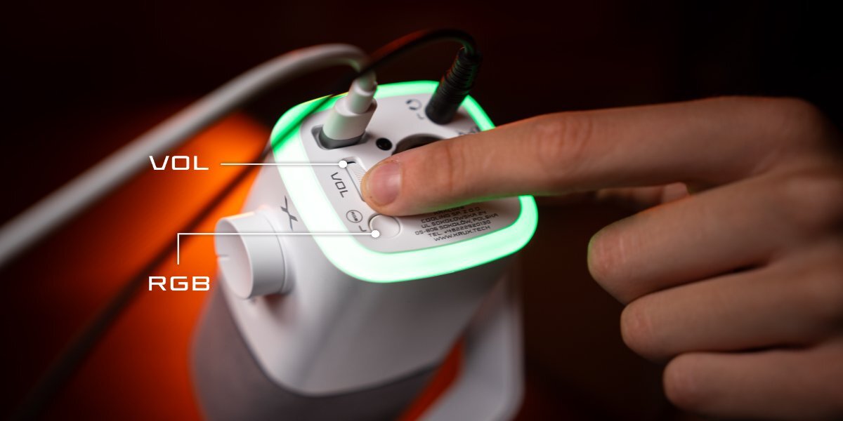 Zbliżenie na pokrętło głośności odsłuchu i przycisk RGB od spodu mikrofonu Krux Qube XLR/USB.