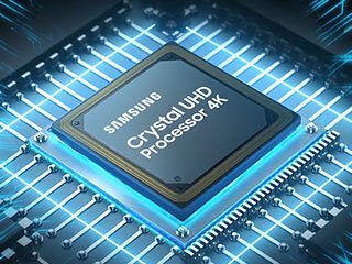 320x240-crystal-processor-4k pc syn Obraz przedstawia procesor z napisem \'SAMSUNG Crystal UHD Processor 4K\' umieszczony na płytce z widocznymi ścieżkami elektrycznymi.