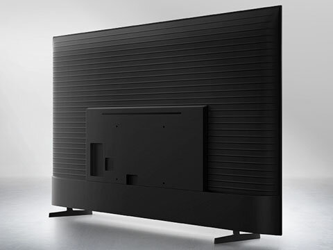 480x360-full dolby atmo mo Tył telewizora z widocznymi portami i podstawą. Obudowa ma poziome żłobienia.