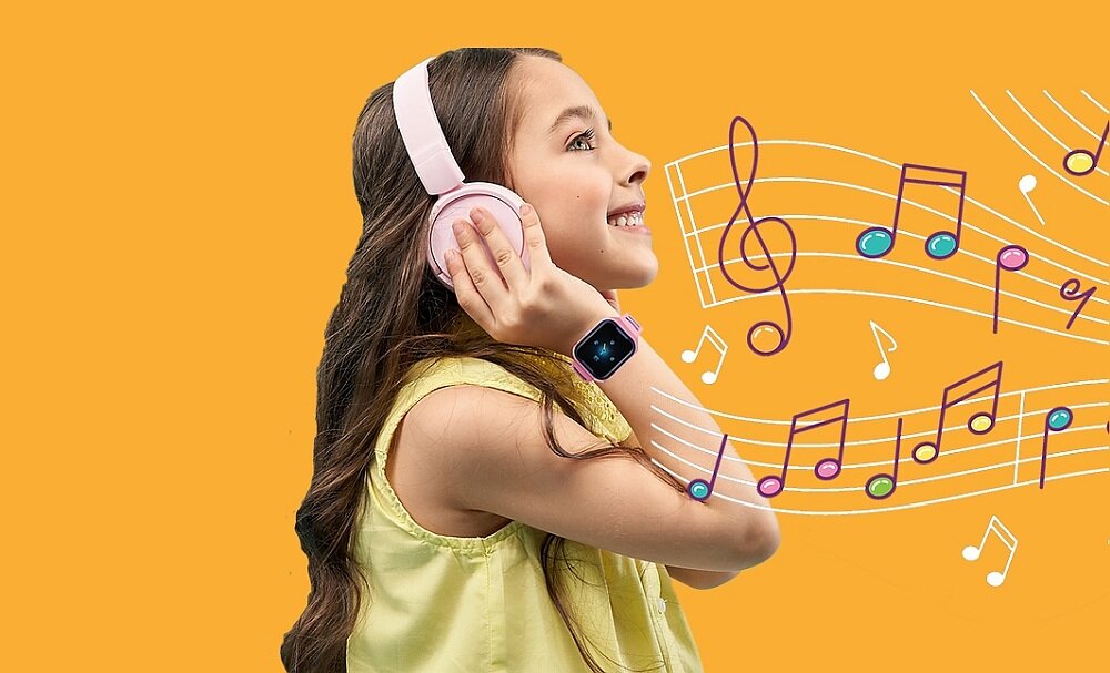 Dziewczynka w żółtej koszulce słucha muzyki przez różowe słuchawki i nosi różowy smartwatch na nadgarstku. W tle widoczne są kolorowe nuty na pomarańczowym tle.