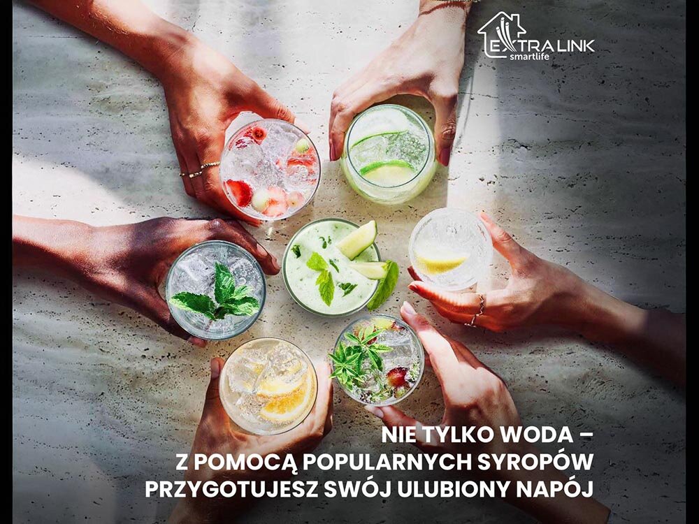 Sześć szklanek z różnymi napojami i dodatkami, takimi jak owoce i zioła, trzymane przez osoby. Logo \'EXTRALINK smartlife\' oraz tekst: \'NIE TYLKO WODA – Z POMOCĄ POPULARNYCH SYROPÓW PRZYGOTUJESZ SWÓJ ULUBIONY NAPÓJ\'.