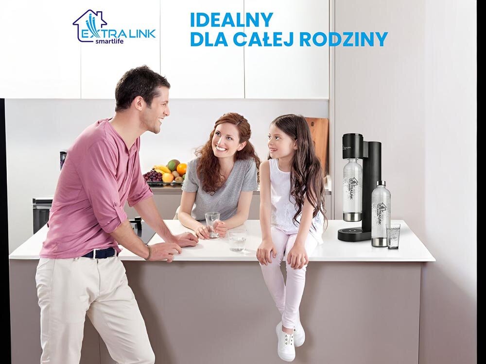 Na obrazie widać trzy osoby siedzące przy blacie kuchennym, obok nich stoi saturator z dwiema butelkami. W tle widoczne jest logo \'EXTRALINK smartlife\' oraz napis \'IDEALNY DLA CAŁEJ RODZINY\'.