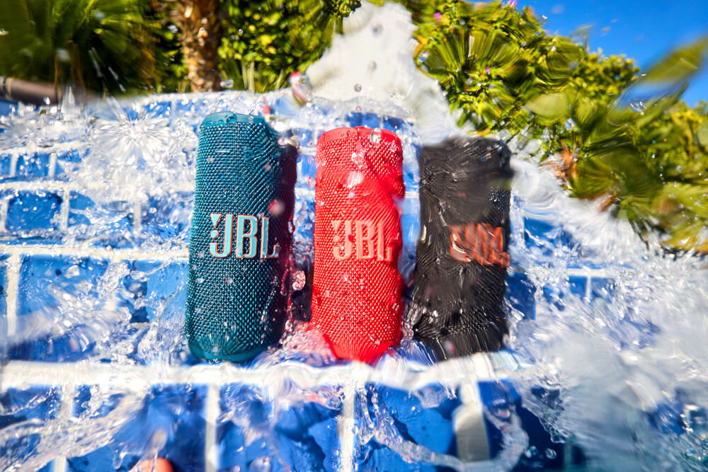 JBL Grip Auracast technologia stereo przestrzenny dźwięk - trzy głośniki stojące obok siebie