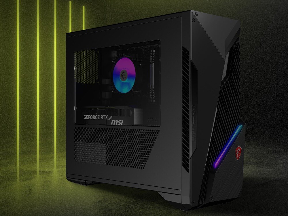 Obraz przedstawia czarną obudowę komputera z widocznym logo MSI i napisem \'GEFORCE RTX\'. Wewnątrz obudowy znajduje się wentylator z kolorowym podświetleniem.
